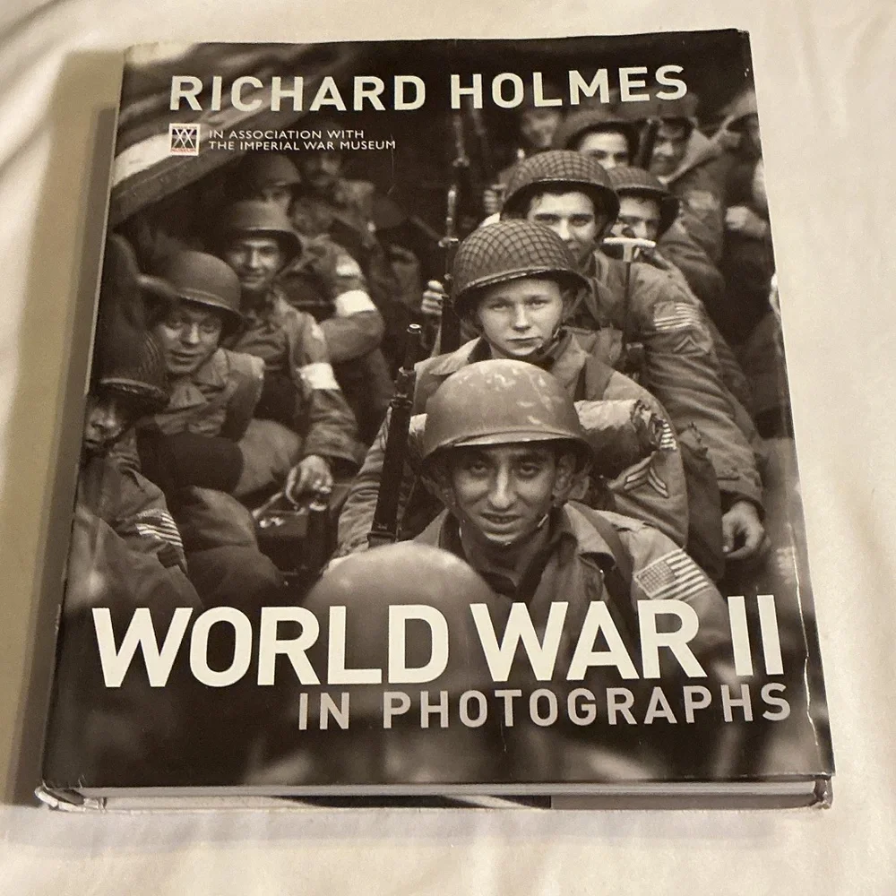 World War II in Photographs - Black Hardcover